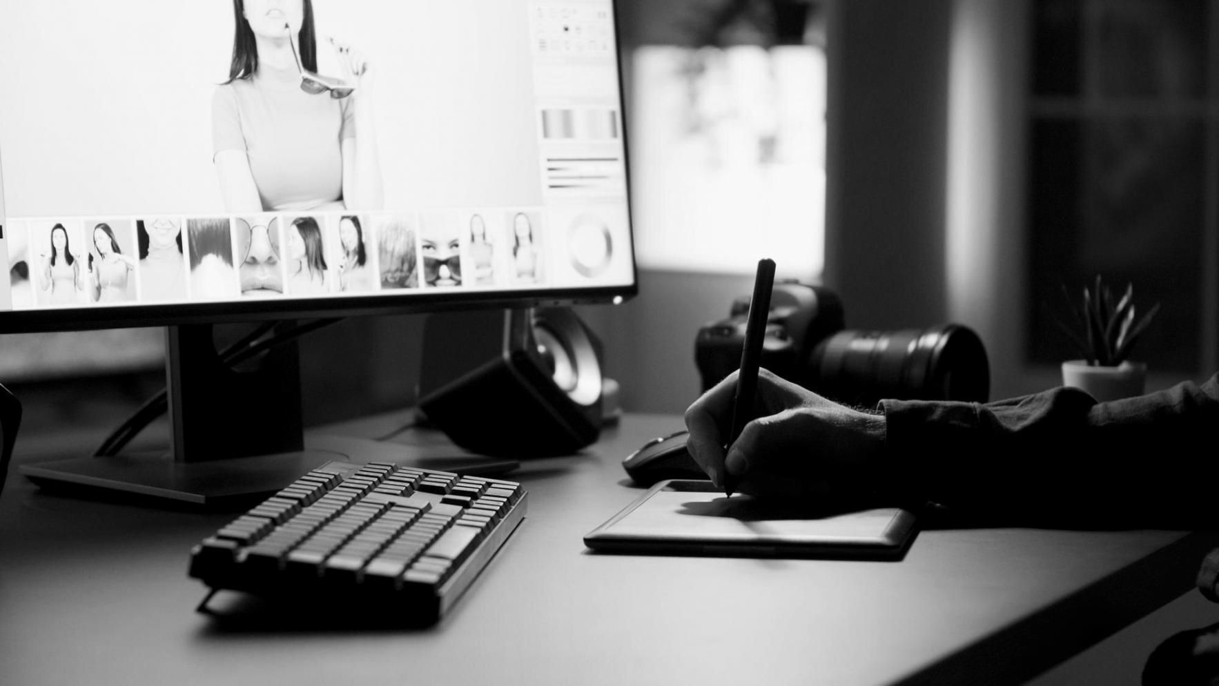 Session de travail en groupe sur stratégie de contenu
